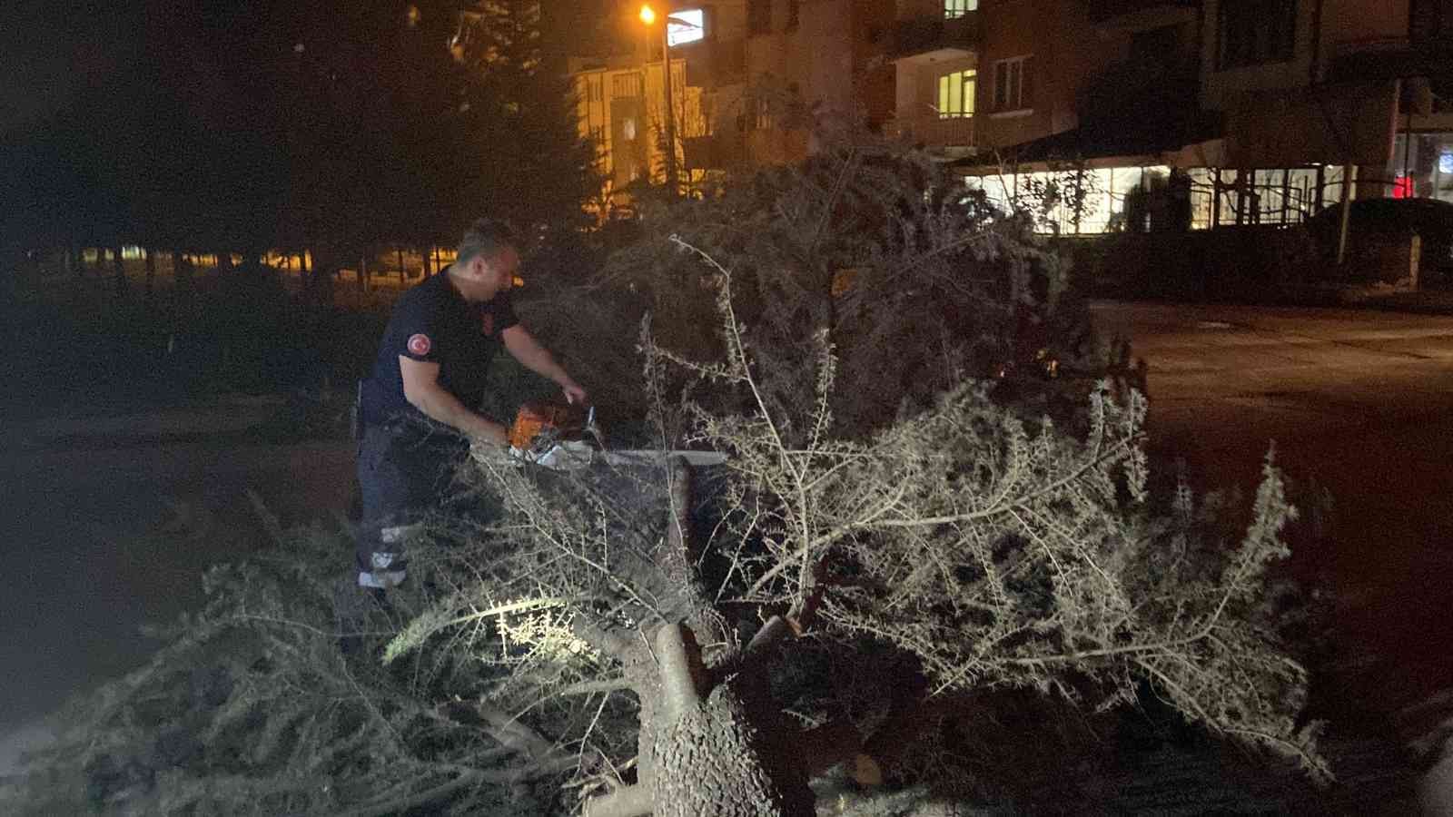 Lodosun etkisiyle ağaç devrildi, yol kapandı BURSA (İHA) - Bursa’nın İnegöl ilçesinde lodosun etkisiyle ağaç devrildi, yol ulaşıma kapandı ...