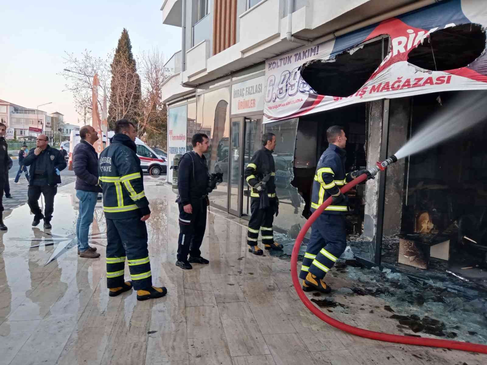 Kırklareli’nin Lüleburgaz ilçesinde bir mobilya mağazasında meydana gelen yangında ölen ya da yaralanan olmazken, mobilyalar kullanılamaz hale ...