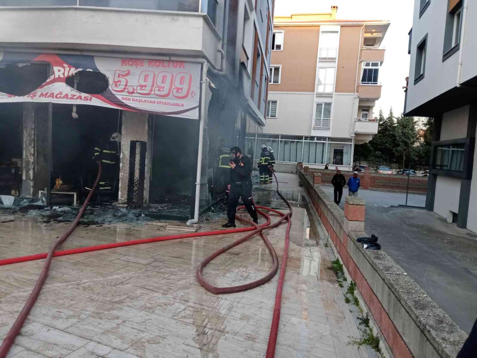 Kırklareli’nin Lüleburgaz ilçesinde bir mobilya mağazasında meydana gelen yangında ölen ya da yaralanan olmazken, mobilyalar kullanılamaz hale ...