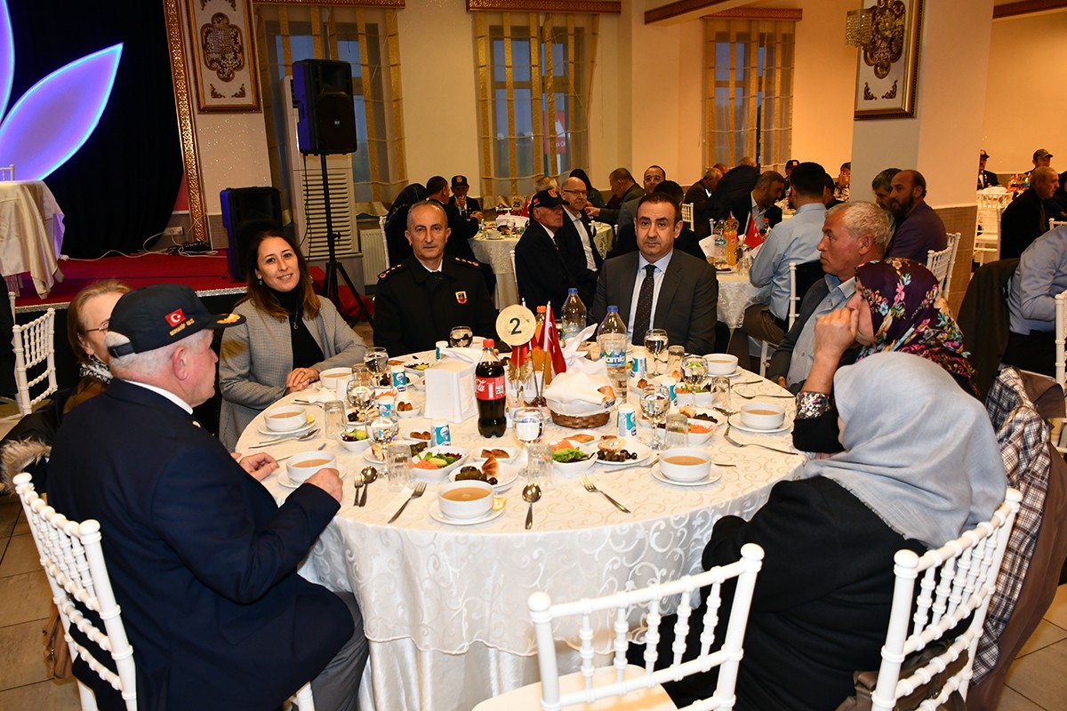 Malkara İlçe Kaymakamlığı tarafından Ramazan ayı nedeniyle şehit ve gazi ailelerine iftar yemeği düzenlendi. Malkara Kaymakamı Kerem Süleyman ...