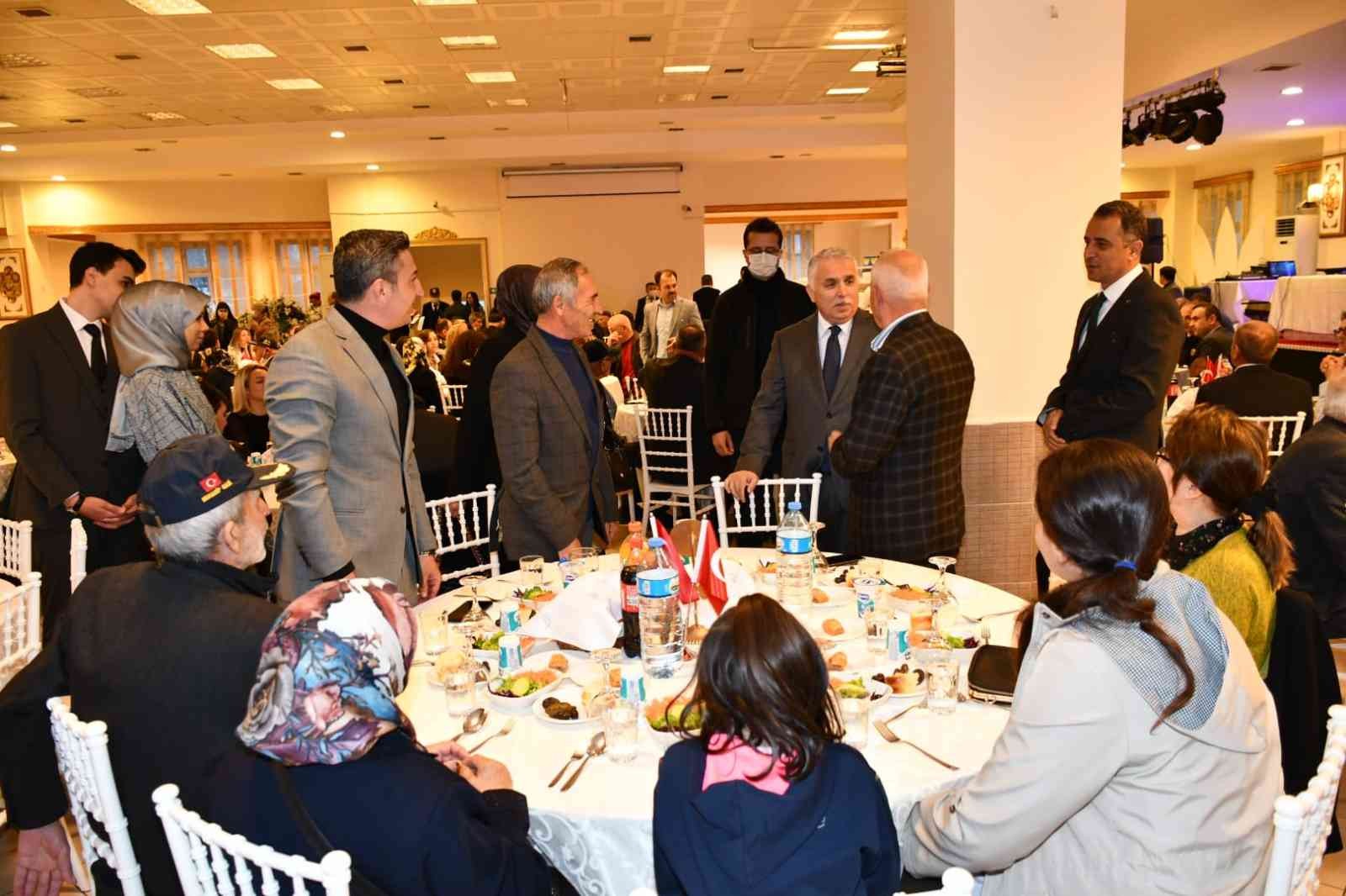 Malkara İlçe Kaymakamlığı tarafından Ramazan ayı nedeniyle şehit ve gazi ailelerine iftar yemeği düzenlendi. Malkara Kaymakamı Kerem Süleyman ...