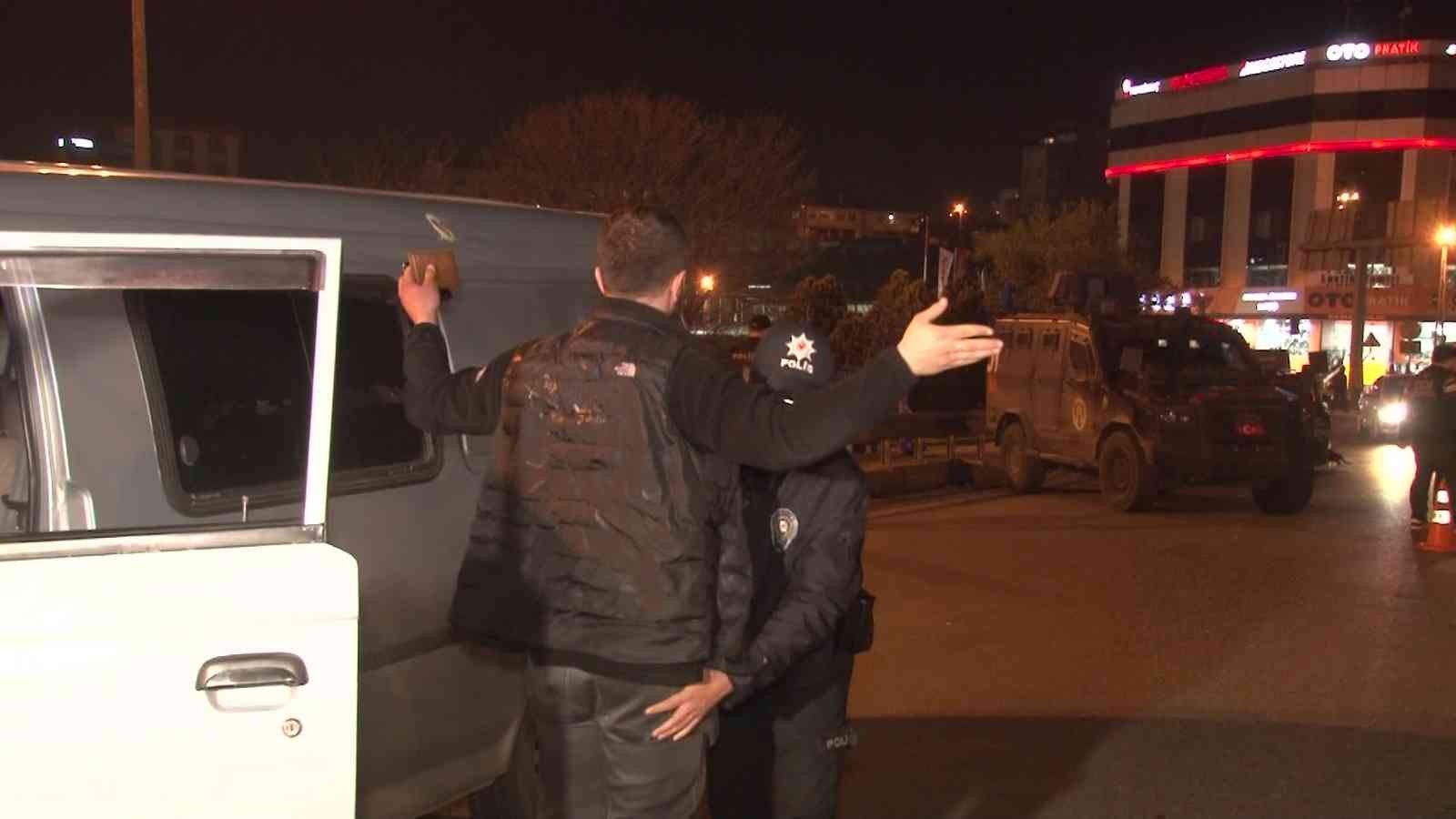 İstanbul Maltepe’de akşam saatlerinde çok sayıda polisin katılımıyla ’Huzurlu Sokaklar’ adlı asayiş denetimleri gerçekleştirildi. Maltepe İlçe ...