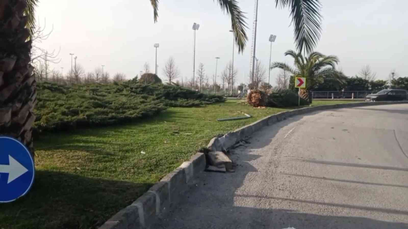 Maltepe sahil yolunda sürücüsünün direksiyon hakimiyetini kaybettiği otomobil kaldırıma çıkarak yolun kenarındaki otluk alana fırladı. İçerisinde ...