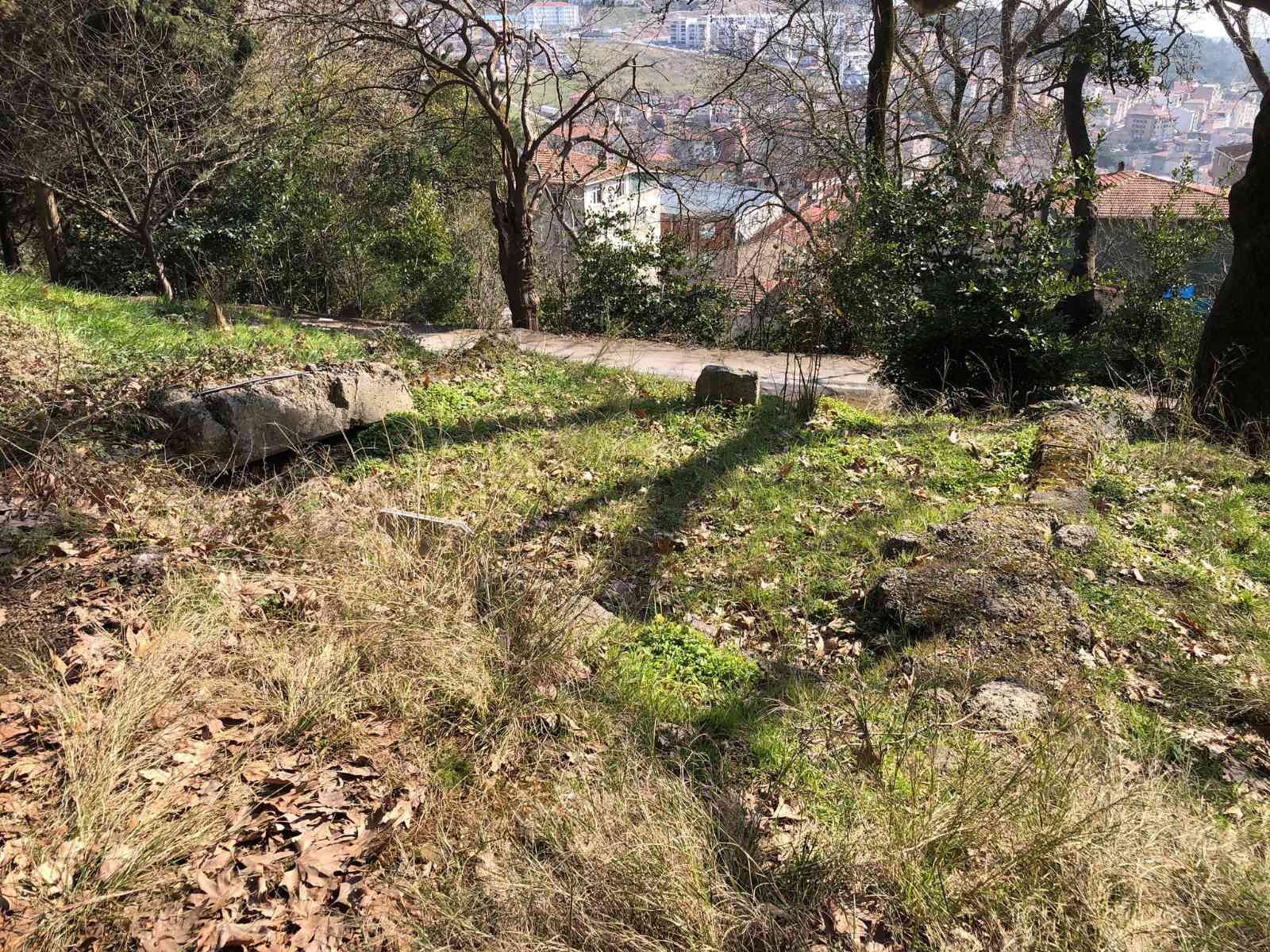 Maltepe Başıbüyük Mahallesinde, caddeye ismini veren Daver Baba tekkesi harabeye döndü. Tarihi tekkenin yanındaki ayazma suyu ilgisizlikten ...