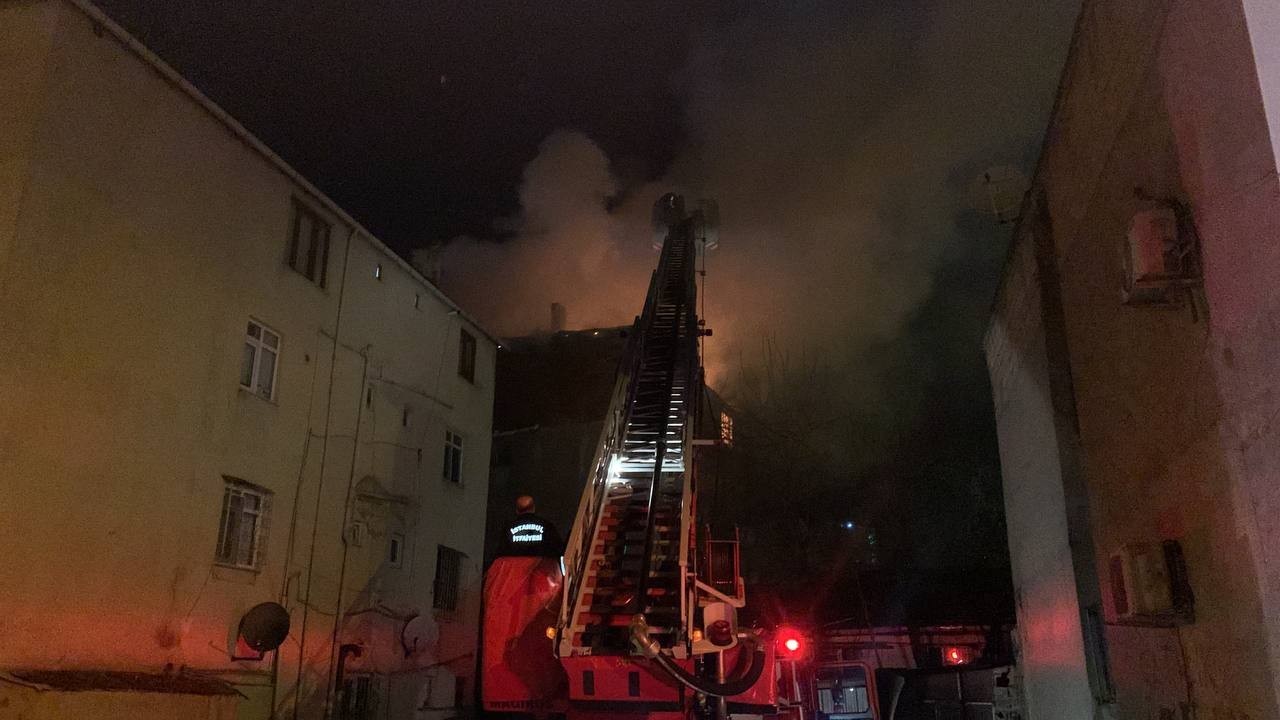 Maltepe’de akşam saatlerinde 4 katlı binanın çatı katında çıkan yangın kısa sürede tüm daireyi etkisi altına aldı. İtfaiye ekiplerinin uzun ...