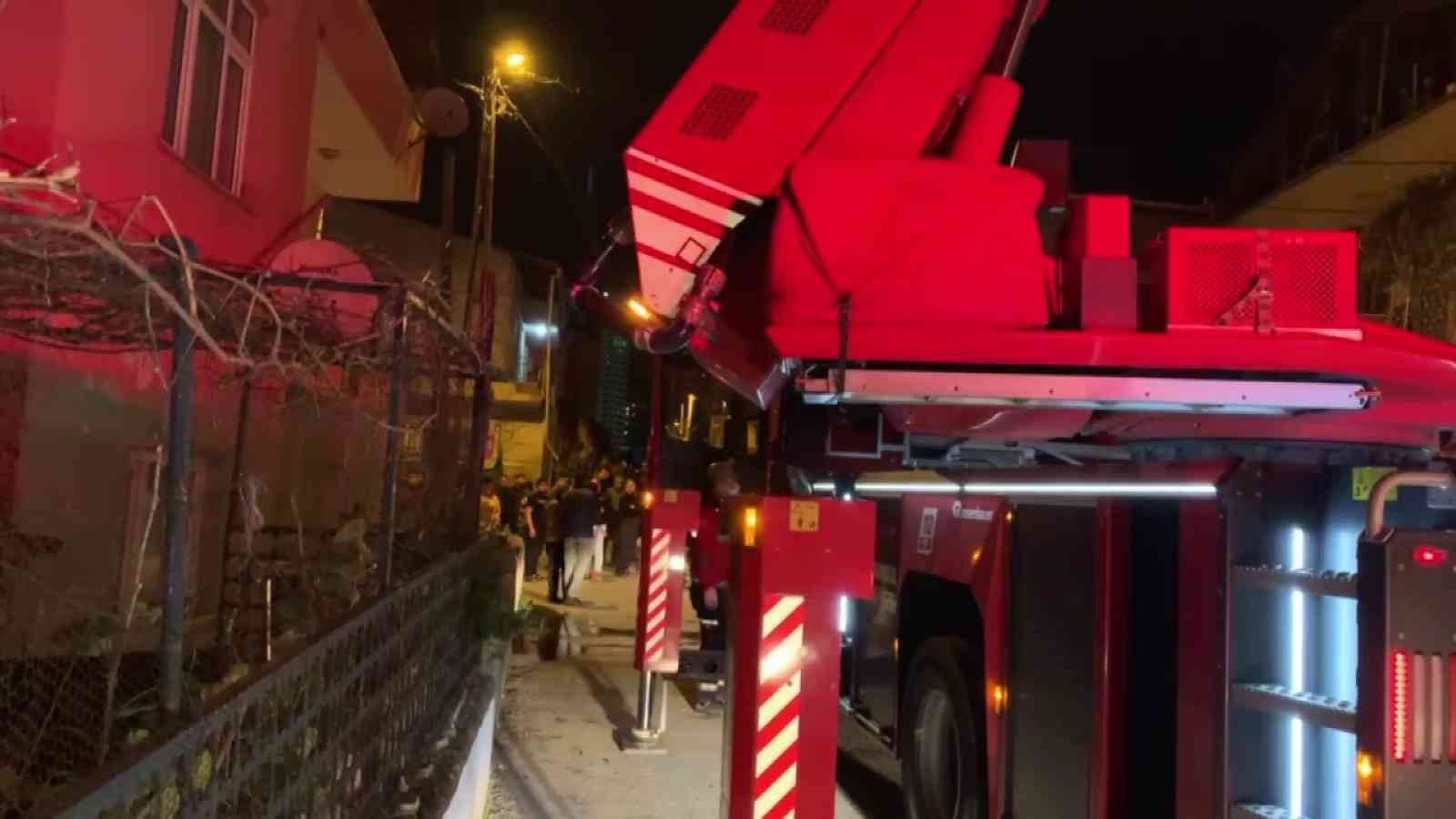 Maltepe’de akşam saatlerinde 4 katlı binanın çatı katında çıkan yangın kısa sürede tüm daireyi etkisi altına aldı. İtfaiye ekiplerinin uzun ...