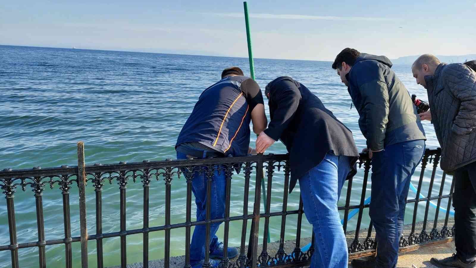 TESKİ’nin yağmur suyu hattından akan suyun denizin rengini değiştirmesi üzerine, bölgede yapılan incelemelerde akan suyun içinden tuvalet pisliği ...