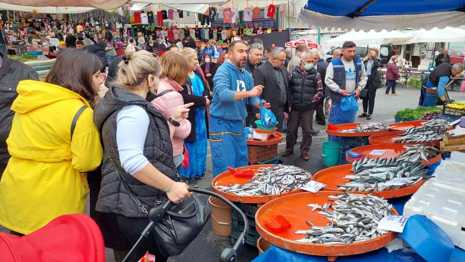 Karadeniz’de mayın görülmesi üzerine birçok balıkçı denizden çekilirken, Tekirdağ’da hamsi ve istavritin kilogramı 25 TL’den satılmaya devam ...