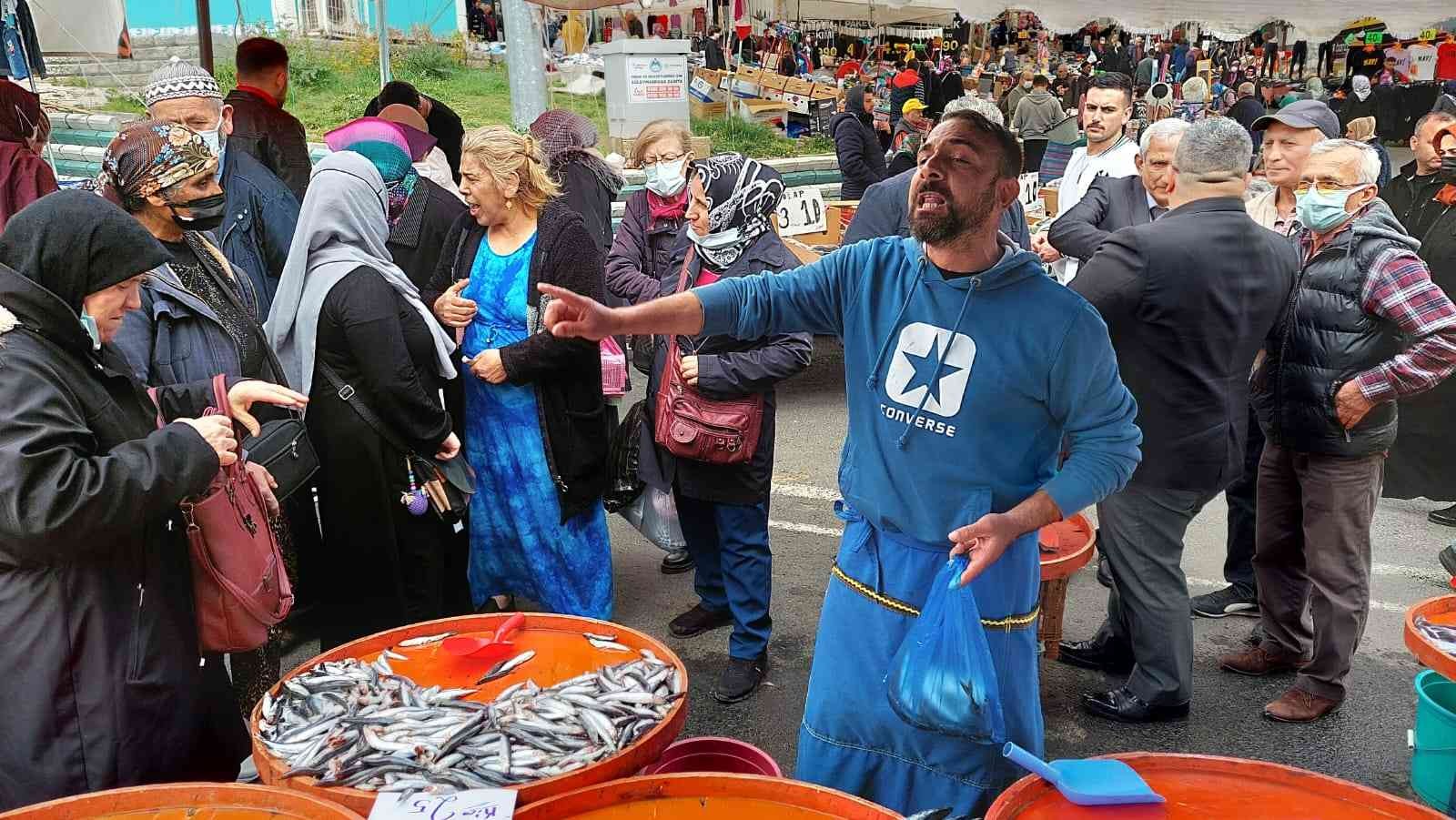 Karadeniz’de mayın görülmesi üzerine birçok balıkçı denizden çekilirken, Tekirdağ’da hamsi ve istavritin kilogramı 25 TL’den satılmaya devam ...