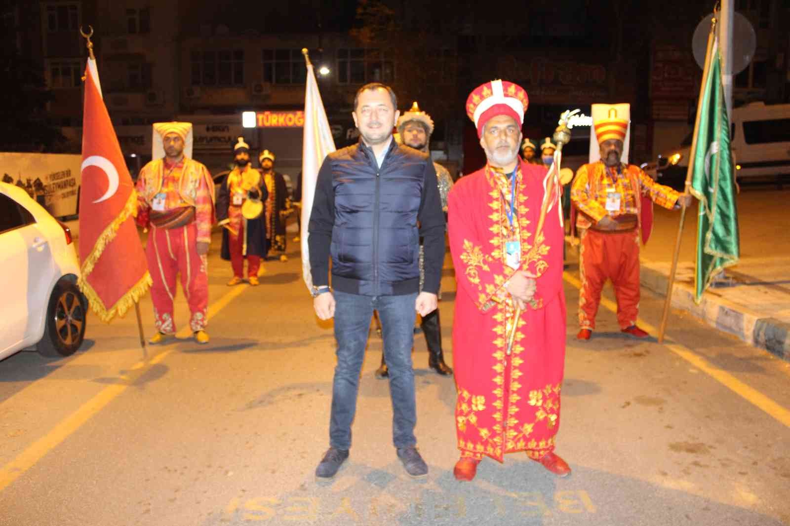 Tekirdağ’ın Süleymanpaşa ilçesinde vatandaşlar sahura mehter marşlarıyla kaldırıldı. Ramazan ayı boyunca 150 kişilik bando, ilahi grubu ve ...