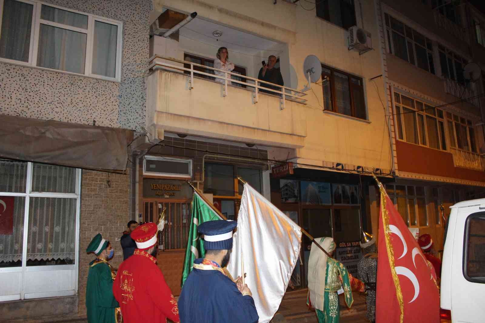 Tekirdağ’ın Süleymanpaşa ilçesinde vatandaşlar sahura mehter marşlarıyla kaldırıldı. Ramazan ayı boyunca 150 kişilik bando, ilahi grubu ve ...