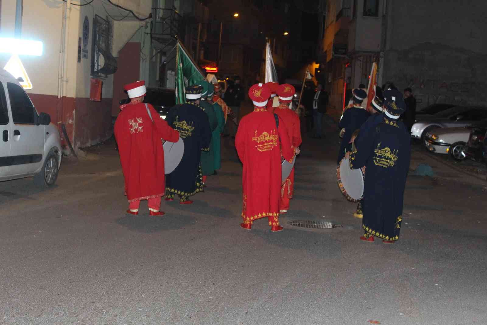 Tekirdağ’ın Süleymanpaşa ilçesinde vatandaşlar sahura mehter marşlarıyla kaldırıldı. Ramazan ayı boyunca 150 kişilik bando, ilahi grubu ve ...