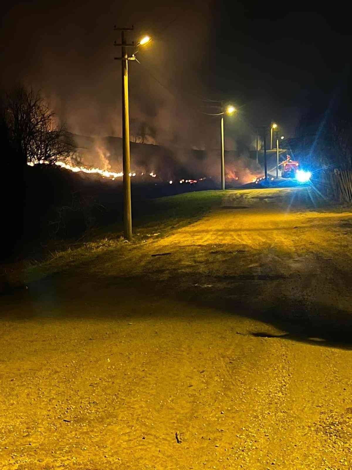 Sakarya’nın Karasu ilçesinde mera olarak kullanılan alanda çıkan yangın 25 dönüm araziyi kül etti. Duruma tepki gösteren muhtar ise "Defalarca ...