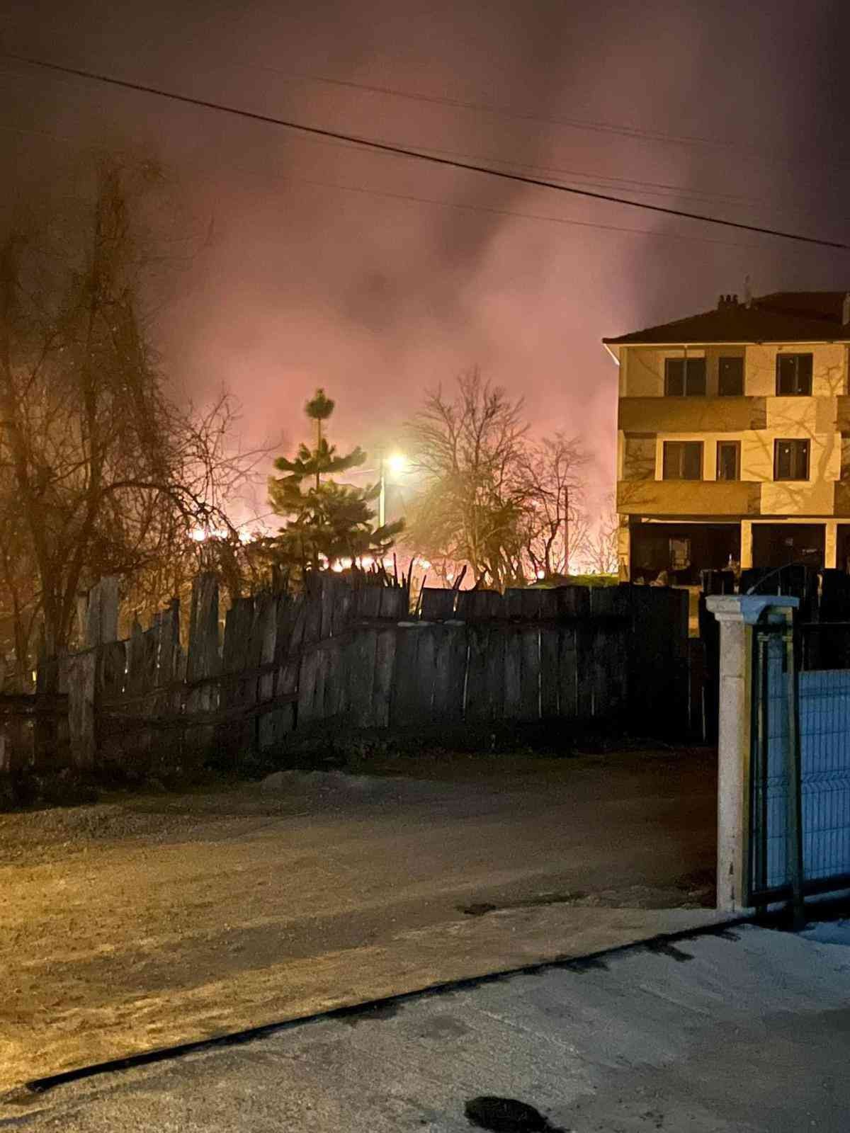 Sakarya’nın Karasu ilçesinde mera olarak kullanılan alanda çıkan yangın 25 dönüm araziyi kül etti. Duruma tepki gösteren muhtar ise "Defalarca ...