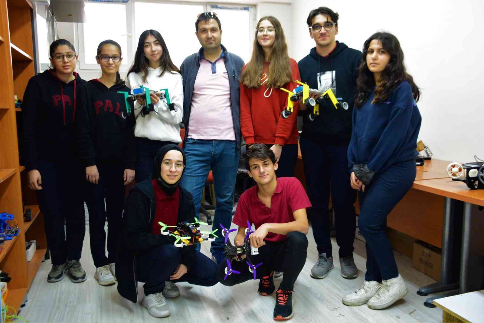 Kocaeli’de eğitim gören Anadolu Lisesi öğrencileri, merdiven çıkan robot üretti. İTÜ’nün düzenlediği Uluslararası Robot Olimpiyatları’na bu ...