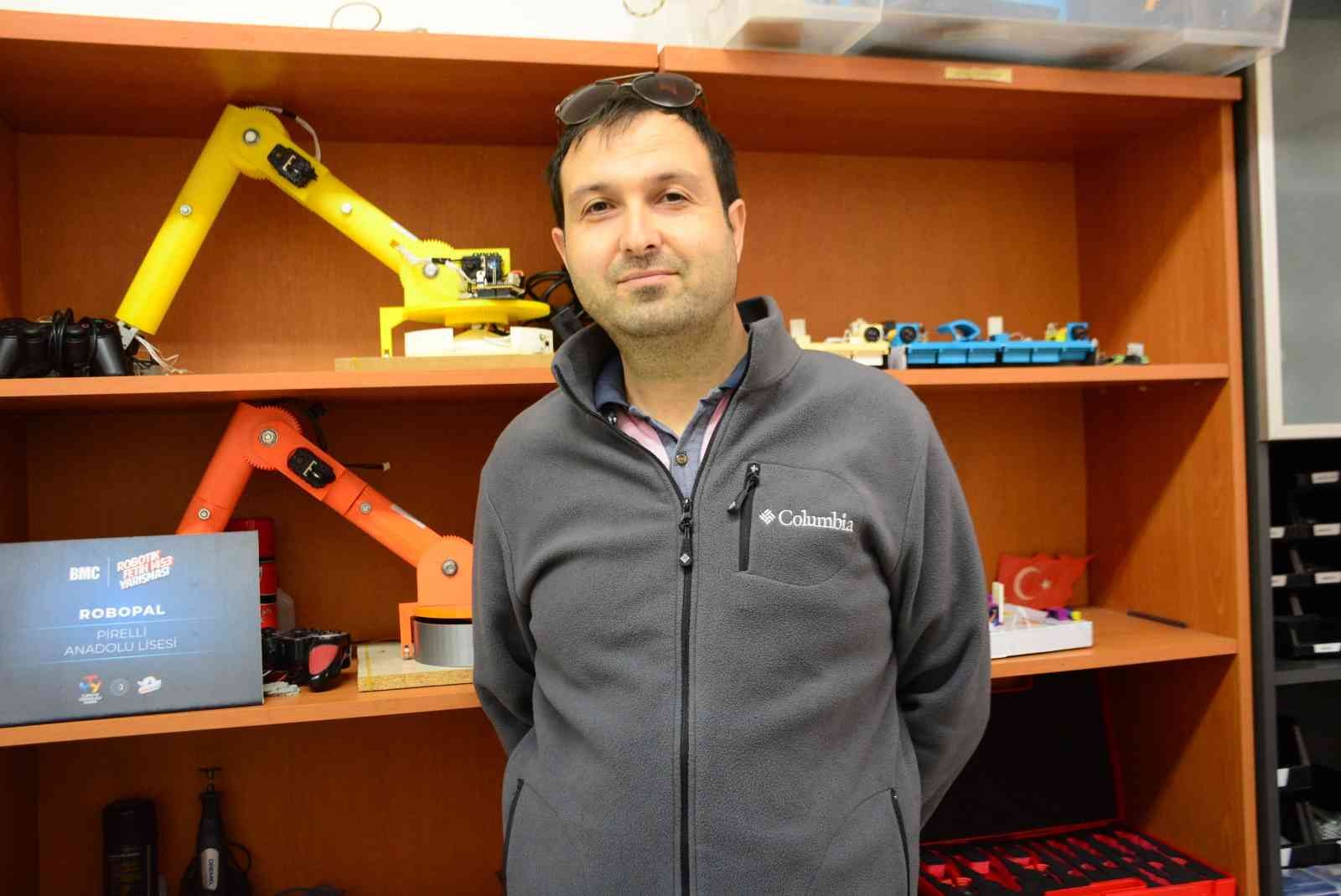 Kocaeli’de eğitim gören Anadolu Lisesi öğrencileri, merdiven çıkan robot üretti. İTÜ’nün düzenlediği Uluslararası Robot Olimpiyatları’na bu ...