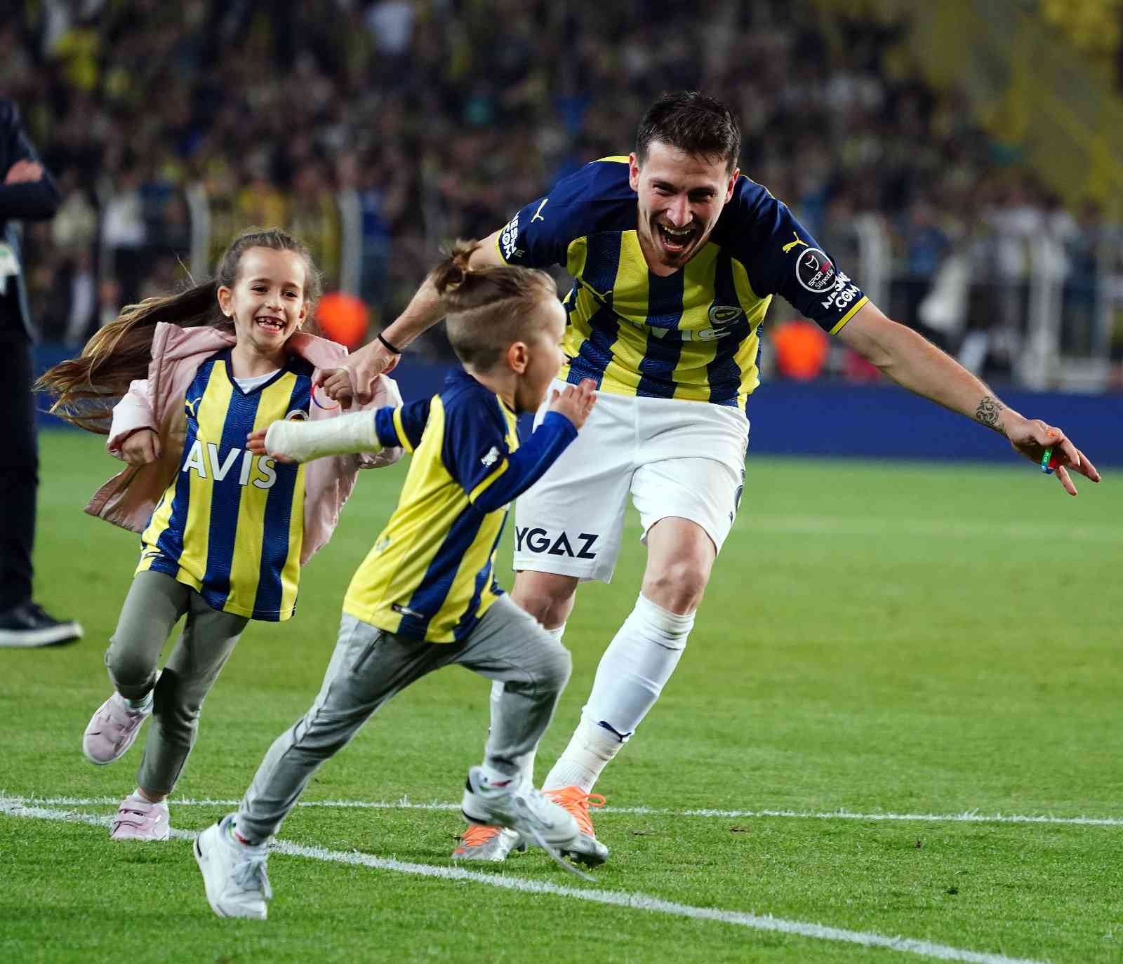 Fenerbahçeli futbolcu Mert Hakan Yandaş, Galatasaray derbisinde gösterdiği performansla tribünlerden alkış aldı. Süper Lig’de Fenerbahçe’nin ...