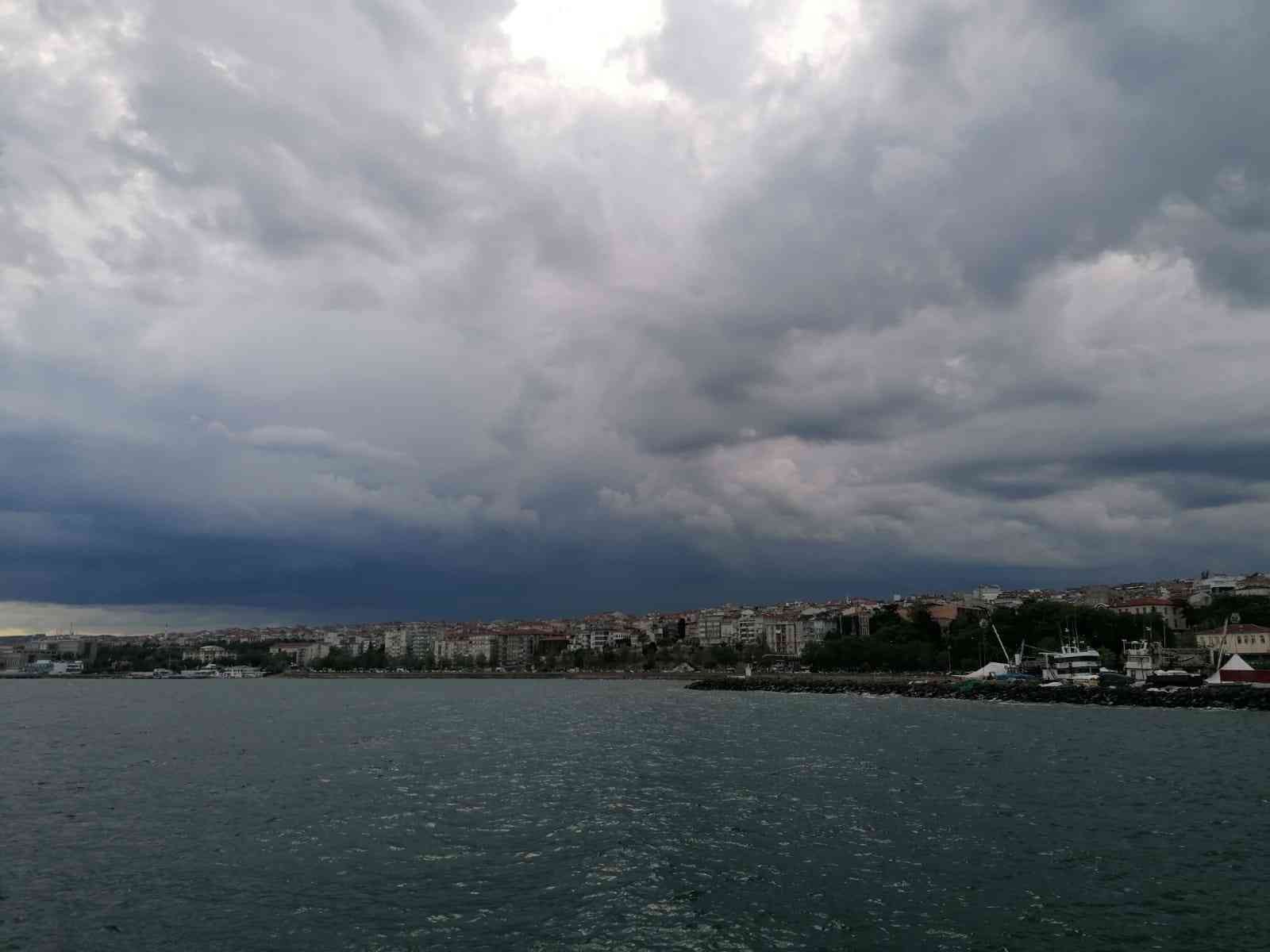 Balkanlar’dan gelen soğuk hava dalgası, Nisan ayında kış mevsimini yaşatacak. Tekirdağ başta olmak üzere Trakya ve Marmara’da hissedilir derece ...