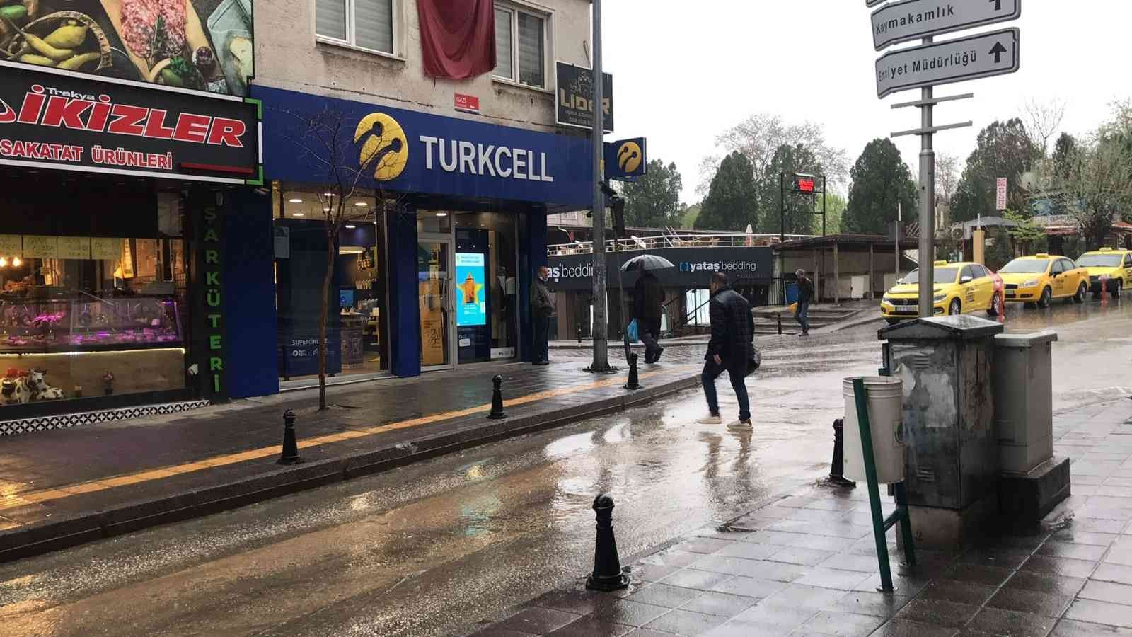 Meteoroloji Genel Müdürlüğü’nün uyarılarının ardından beklenen sağanak yağış Trakya’da başladı. Meteoroloji Genel Müdürlüğü’nün uyarılarının ...