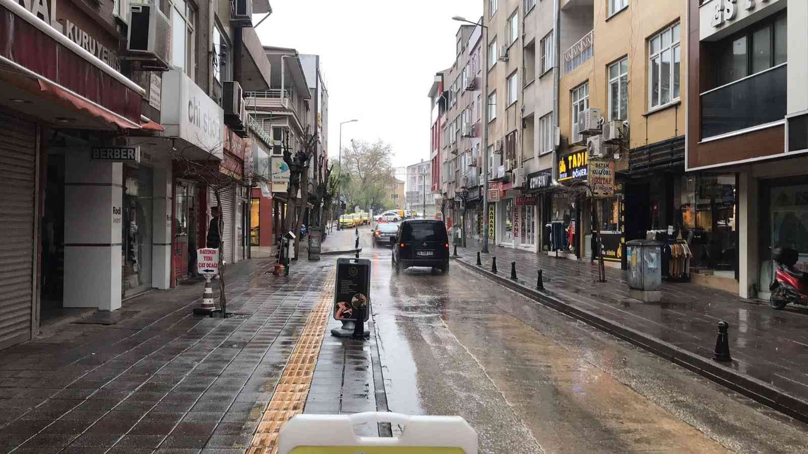 Meteoroloji Genel Müdürlüğü’nün uyarılarının ardından beklenen sağanak yağış Trakya’da başladı. Meteoroloji Genel Müdürlüğü’nün uyarılarının ...