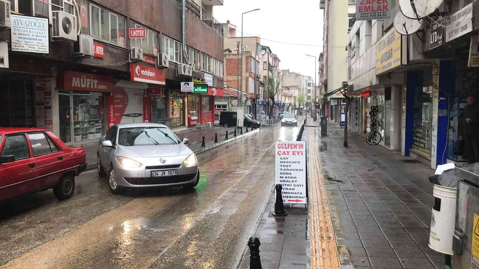 Meteoroloji Genel Müdürlüğü’nün uyarılarının ardından beklenen sağanak yağış Trakya’da başladı. Meteoroloji Genel Müdürlüğü’nün uyarılarının ...