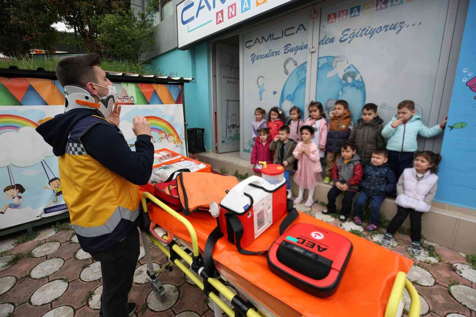 Nilüfer Belediyesi, kentteki anaokullarında ambulans hizmetleriyle ilgili bilgilendirmelerini sürdürüyor. Hasta nakil ambulansını yakından ...