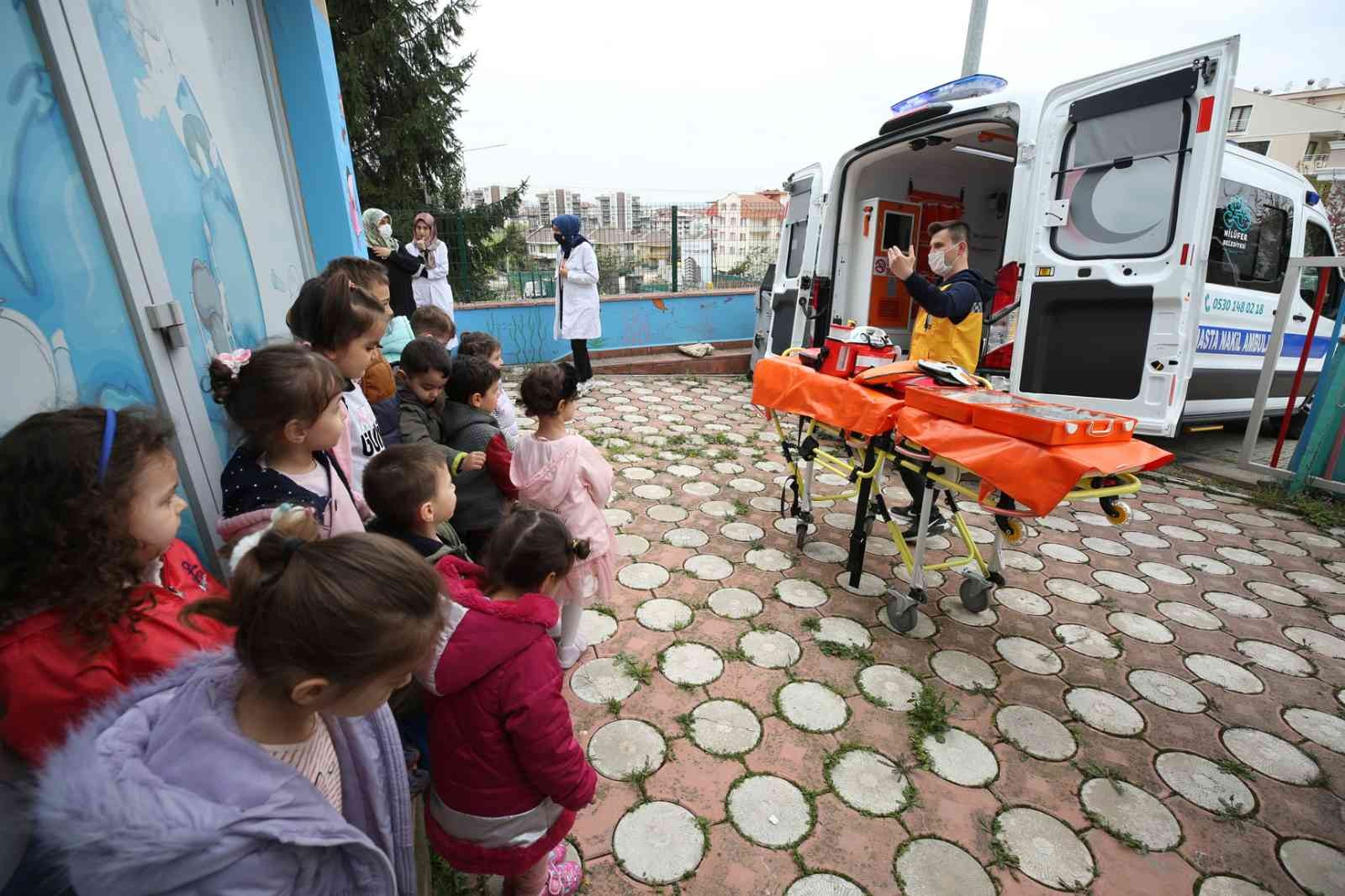 Nilüfer Belediyesi, kentteki anaokullarında ambulans hizmetleriyle ilgili bilgilendirmelerini sürdürüyor. Hasta nakil ambulansını yakından ...