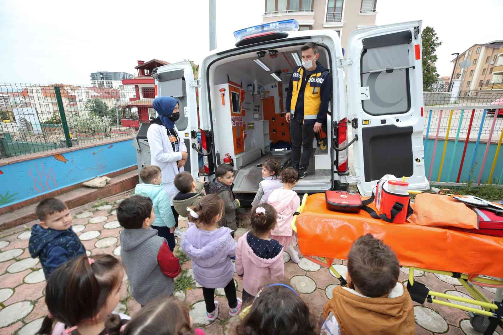 Nilüfer Belediyesi, kentteki anaokullarında ambulans hizmetleriyle ilgili bilgilendirmelerini sürdürüyor. Hasta nakil ambulansını yakından ...