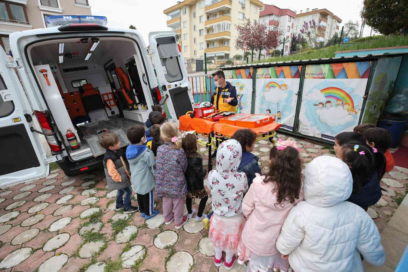 Nilüfer Belediyesi, kentteki anaokullarında ambulans hizmetleriyle ilgili bilgilendirmelerini sürdürüyor. Hasta nakil ambulansını yakından ...