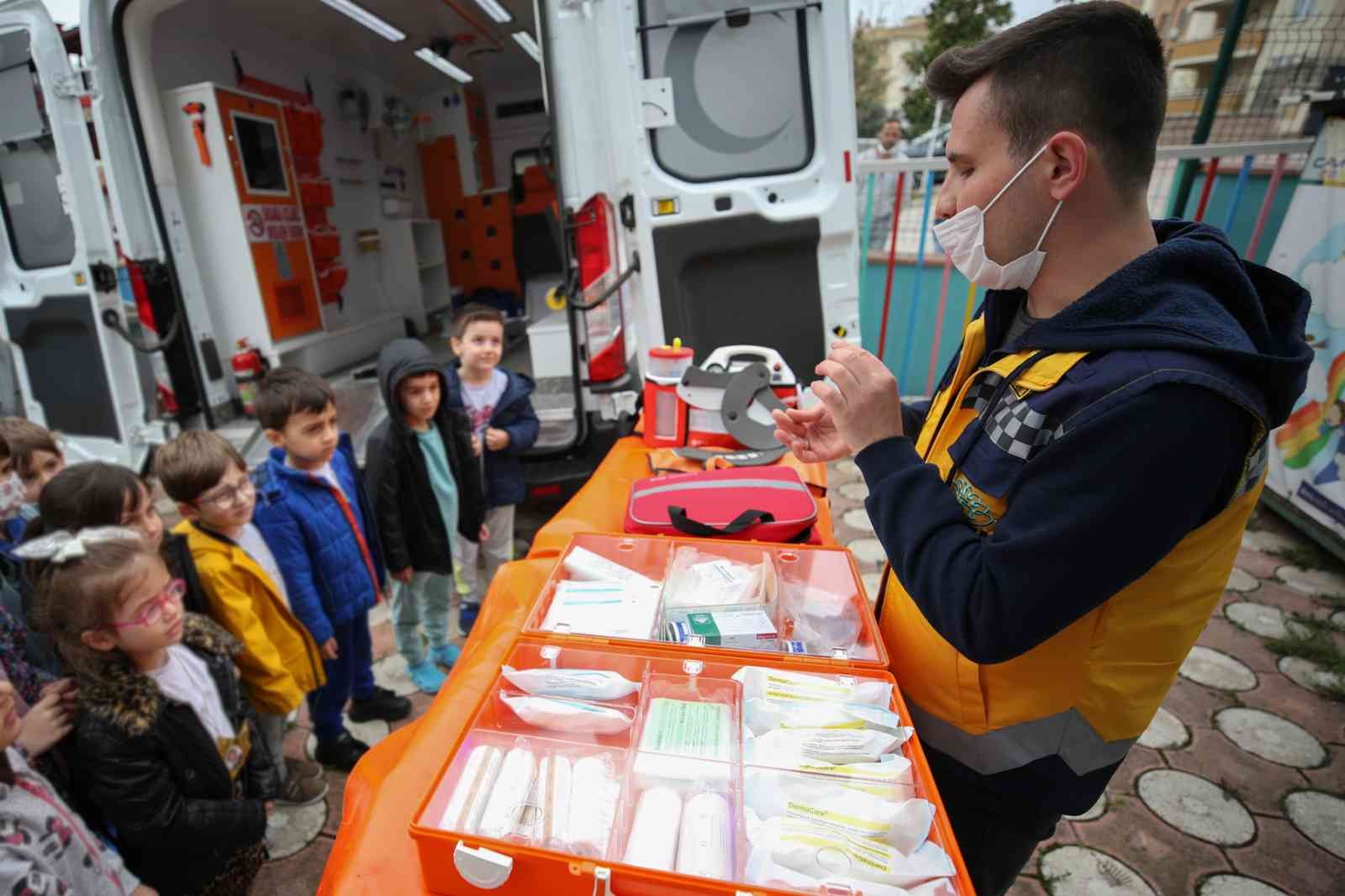 Nilüfer Belediyesi, kentteki anaokullarında ambulans hizmetleriyle ilgili bilgilendirmelerini sürdürüyor. Hasta nakil ambulansını yakından ...