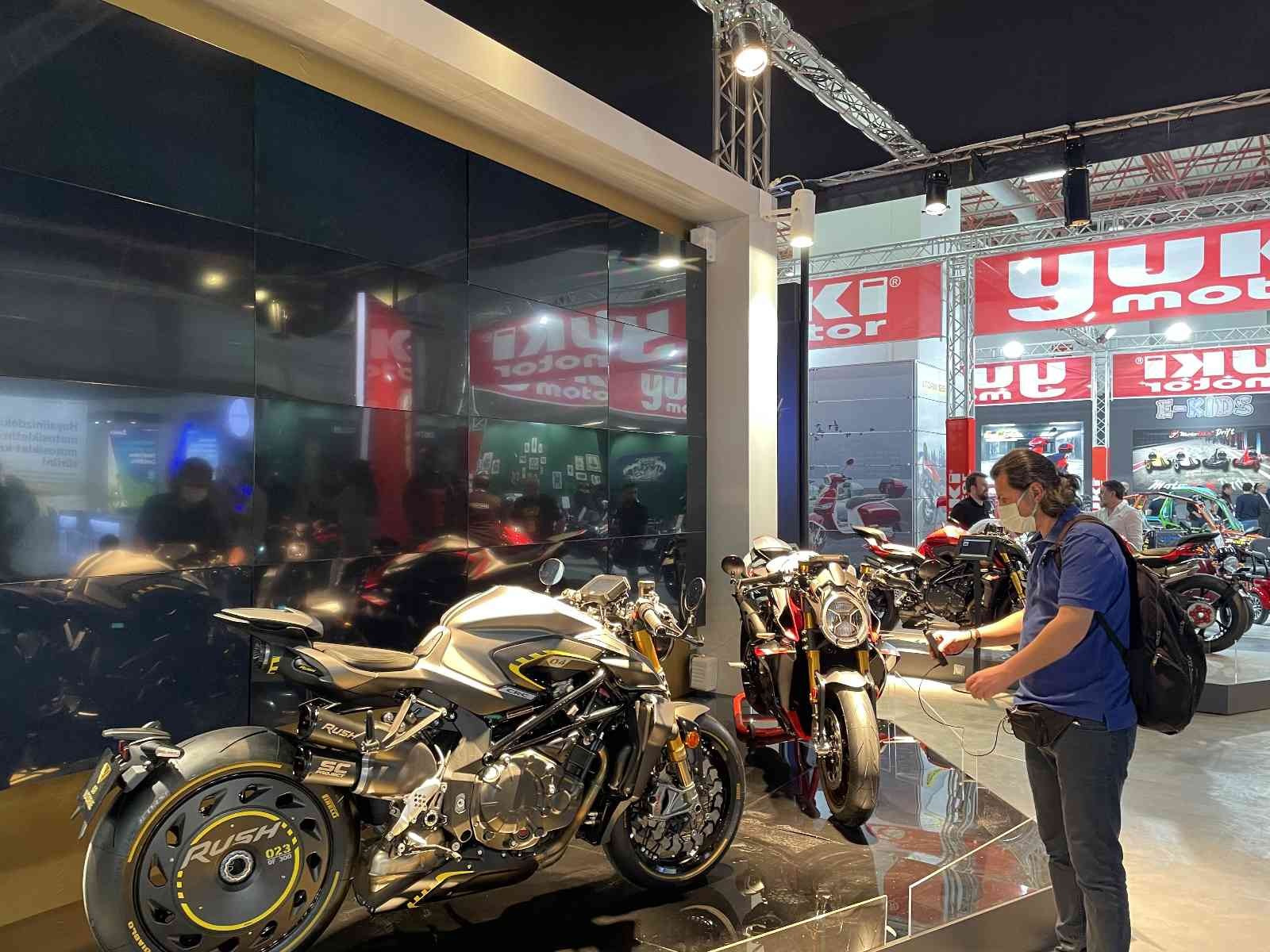 Motosiklet ve bisiklet tutkunlarının merakla beklediği “Motobike Expo Motosiklet, Bisiklet ve Aksesuarları Fuarı” açıldı. Fuarın en pahalı motoru ...