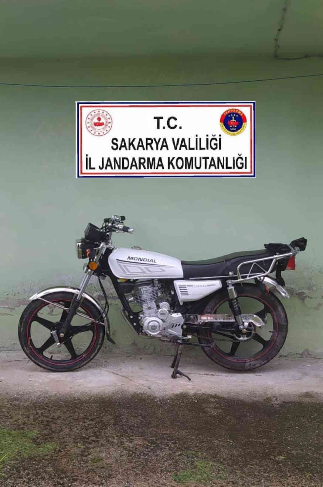 Sakarya’nın Akyazı ilçesinde motosiklet ve el motoru çalan hırsızlık şüphelisi jandarma ekiplerince yakalandı. Adli makamlara sevk edilen şüpheli ...