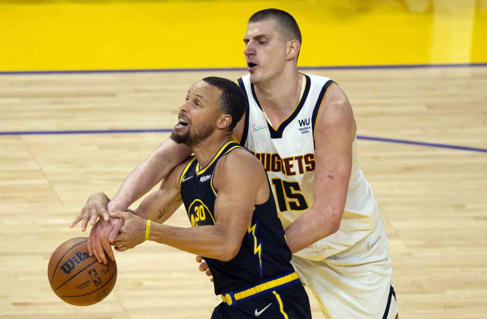 NBA play-off ilk turunda Golden State Warriors, Denver Nuggets’ı; Milwaukee Bucks da Chicago Bulls’u seride 4-1 ile geçerek konferanslarında yarı ...