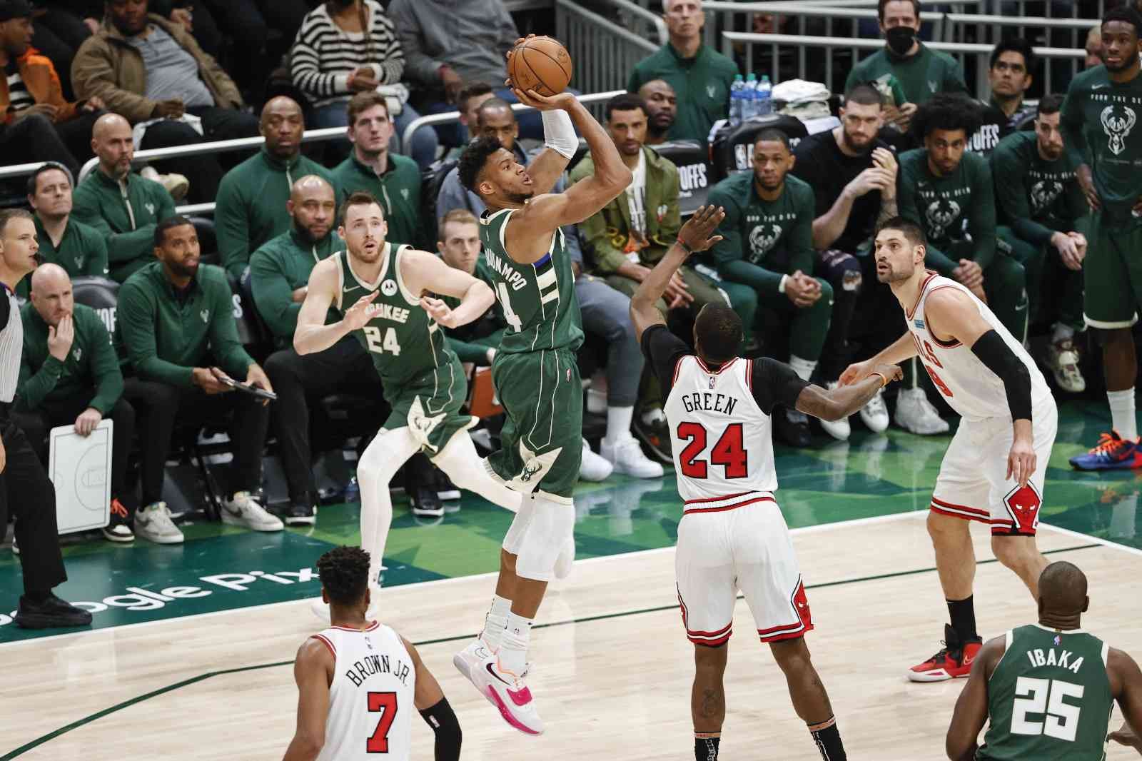 NBA play-off ilk turunda Golden State Warriors, Denver Nuggets’ı; Milwaukee Bucks da Chicago Bulls’u seride 4-1 ile geçerek konferanslarında yarı ...