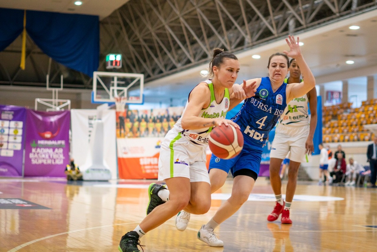 Dün tamamlanan, Kadınlar Basketbol Süper Ligi sezonun ardından, Nesibe Aydın sezonu 4. sırada tamamlayarak play-off’ta Galatasaray ile eşleşti ...