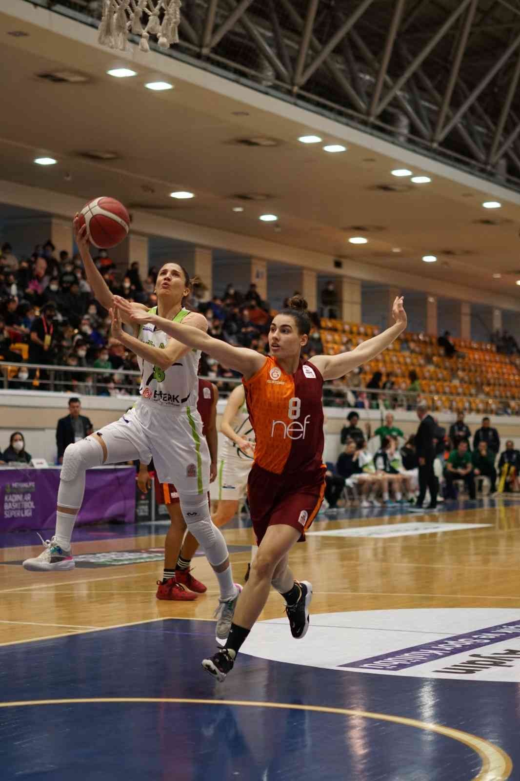 Dün tamamlanan, Kadınlar Basketbol Süper Ligi sezonun ardından, Nesibe Aydın sezonu 4. sırada tamamlayarak play-off’ta Galatasaray ile eşleşti ...