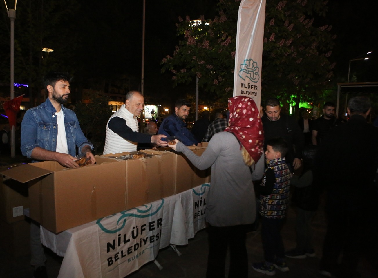 Kadir Gecesi’ni ibadetle geçirmek isteyen Nilüferliler camilere akın ederken, Nilüfer Belediyesi de kandil simidi ikramı ederek vatandaşları ...