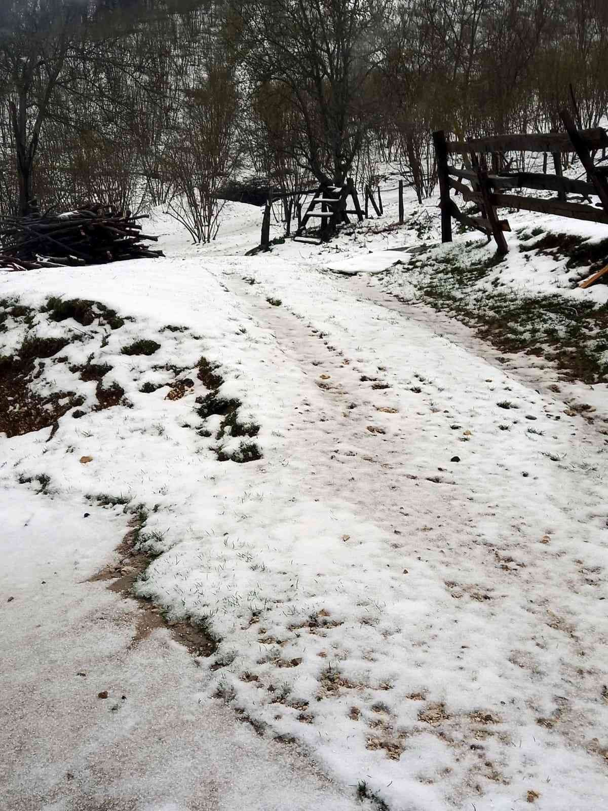 Nisan ayının ortasında Sakarya’nın yüksek kesimlerinde kar yağışı etkili oluyor. Meteoroloji Genel Müdürlüğünün turuncu kodlu kuvvetli yağış ...