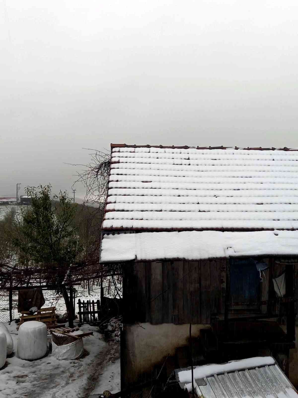 Nisan ayının ortasında Sakarya’nın yüksek kesimlerinde kar yağışı etkili oluyor. Meteoroloji Genel Müdürlüğünün turuncu kodlu kuvvetli yağış ...