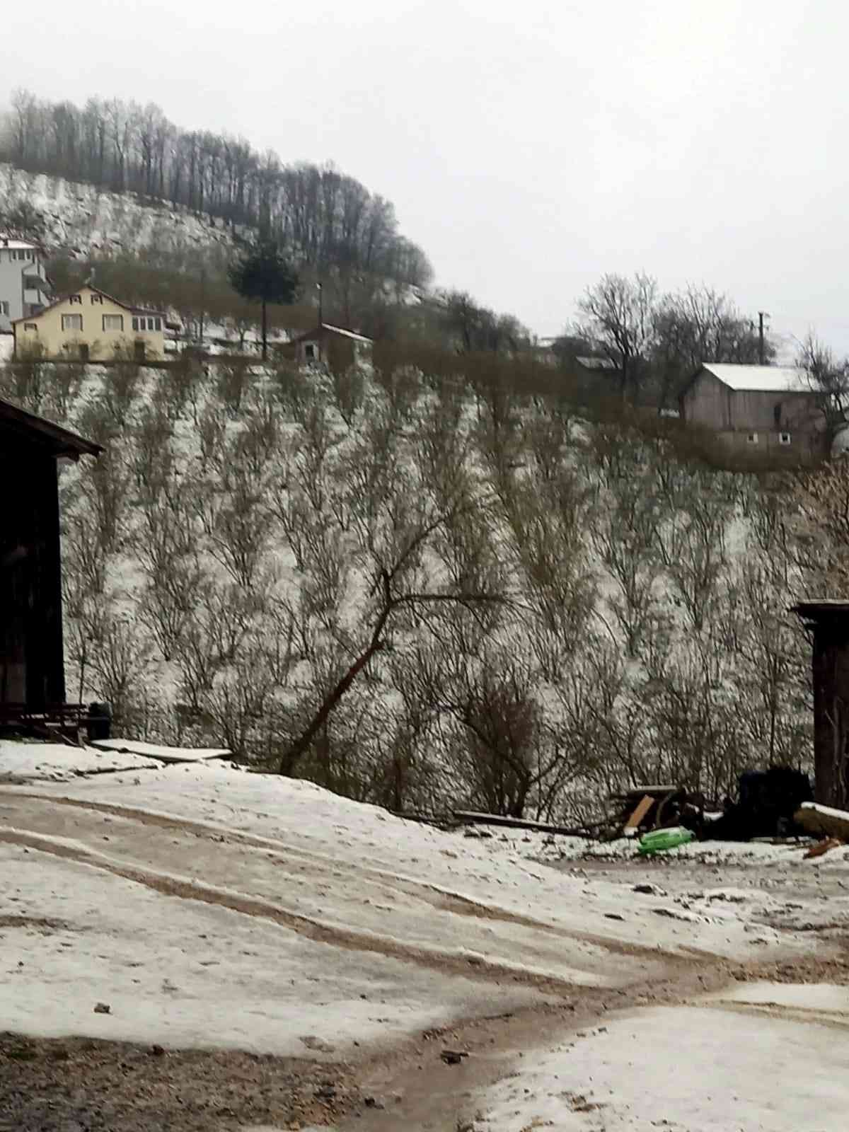 Nisan ayının ortasında Sakarya’nın yüksek kesimlerinde kar yağışı etkili oluyor. Meteoroloji Genel Müdürlüğünün turuncu kodlu kuvvetli yağış ...