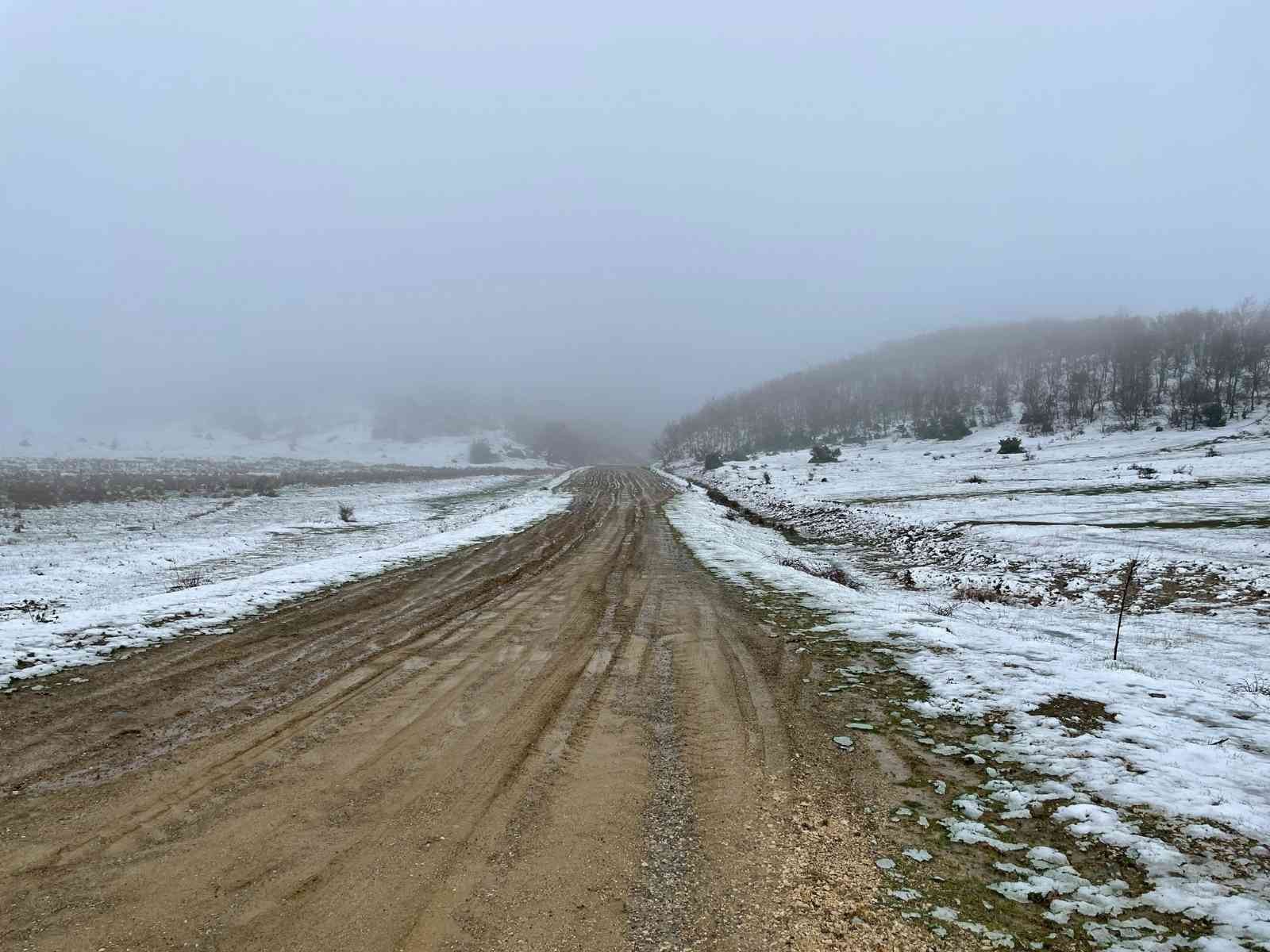 Balkanlar üzerinden soğuk hava dalgasıyla sıcaklıkların 15 derece birden düştüğü Tekirdağ’ın yüksek kesimlerine Nisan ayında kar yağdı ...