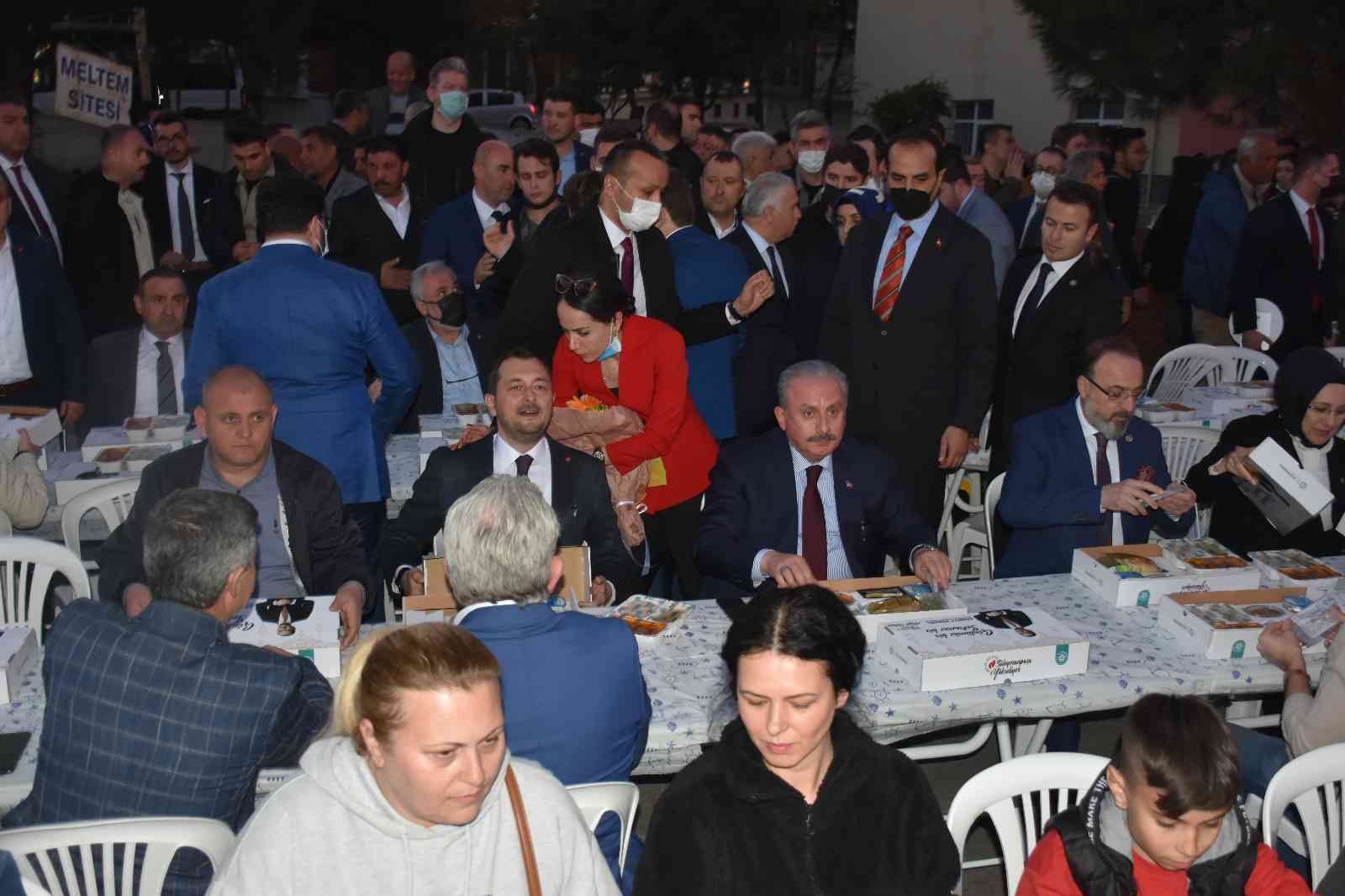 Tekirdağ (İHA) – Tekirdağ’ın Süleymanpaşa ilçesinde binlerce kişi aynı iftar masasına buluştu. Kapatılan cadde boyunca vatandaşların yaptığı ...