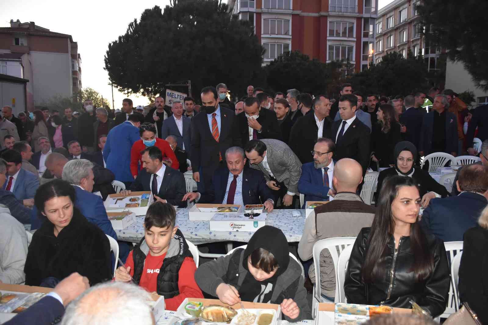 Tekirdağ (İHA) – Tekirdağ’ın Süleymanpaşa ilçesinde binlerce kişi aynı iftar masasına buluştu. Kapatılan cadde boyunca vatandaşların yaptığı ...