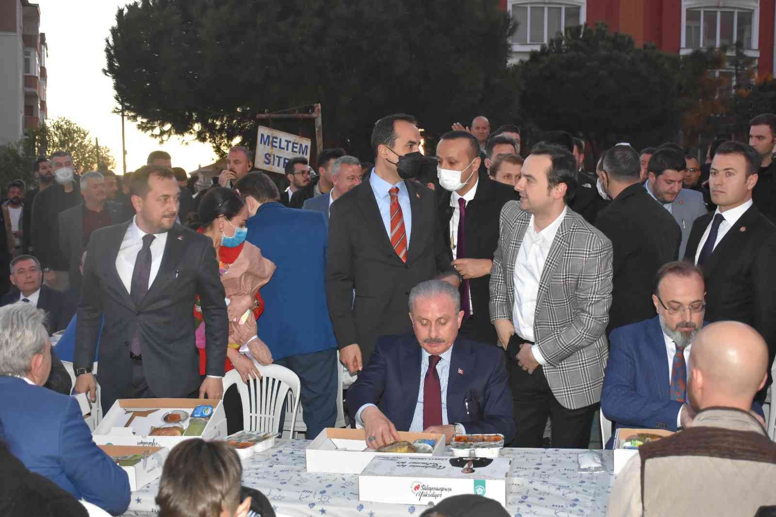 Tekirdağ (İHA) – Tekirdağ’ın Süleymanpaşa ilçesinde binlerce kişi aynı iftar masasına buluştu. Kapatılan cadde boyunca vatandaşların yaptığı ...