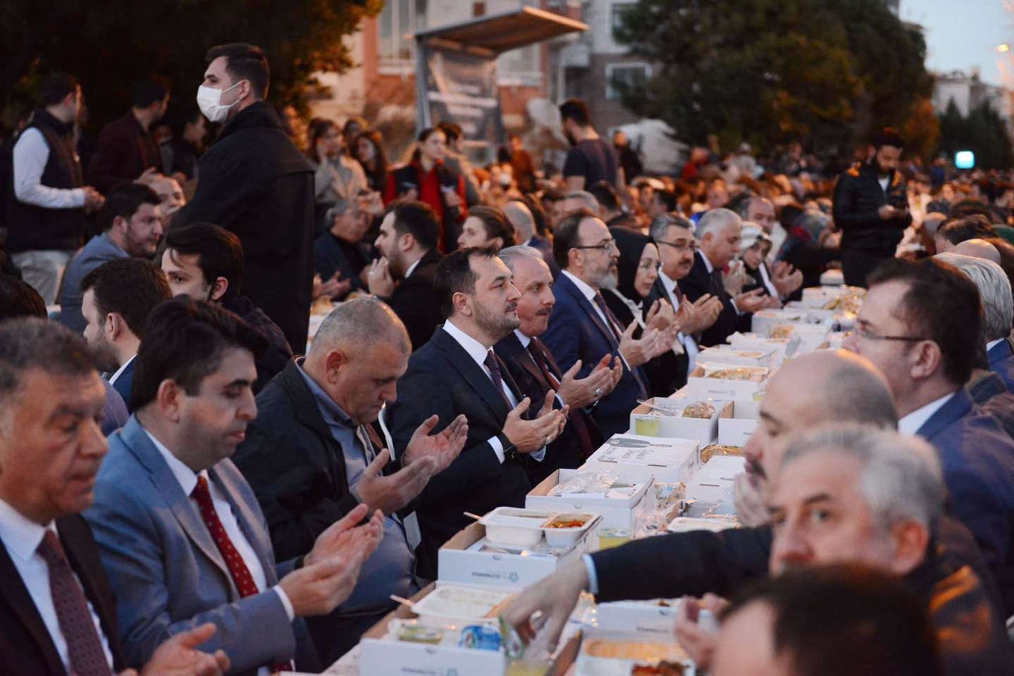 Tekirdağ (İHA) – Tekirdağ’ın Süleymanpaşa ilçesinde binlerce kişi aynı iftar masasına buluştu. Kapatılan cadde boyunca vatandaşların yaptığı ...