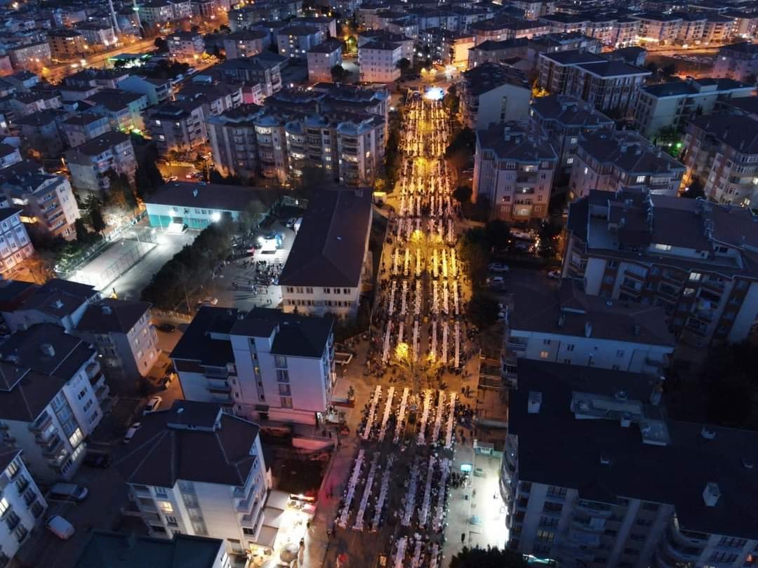 Tekirdağ (İHA) – Tekirdağ’ın Süleymanpaşa ilçesinde binlerce kişi aynı iftar masasına buluştu. Kapatılan cadde boyunca vatandaşların yaptığı ...