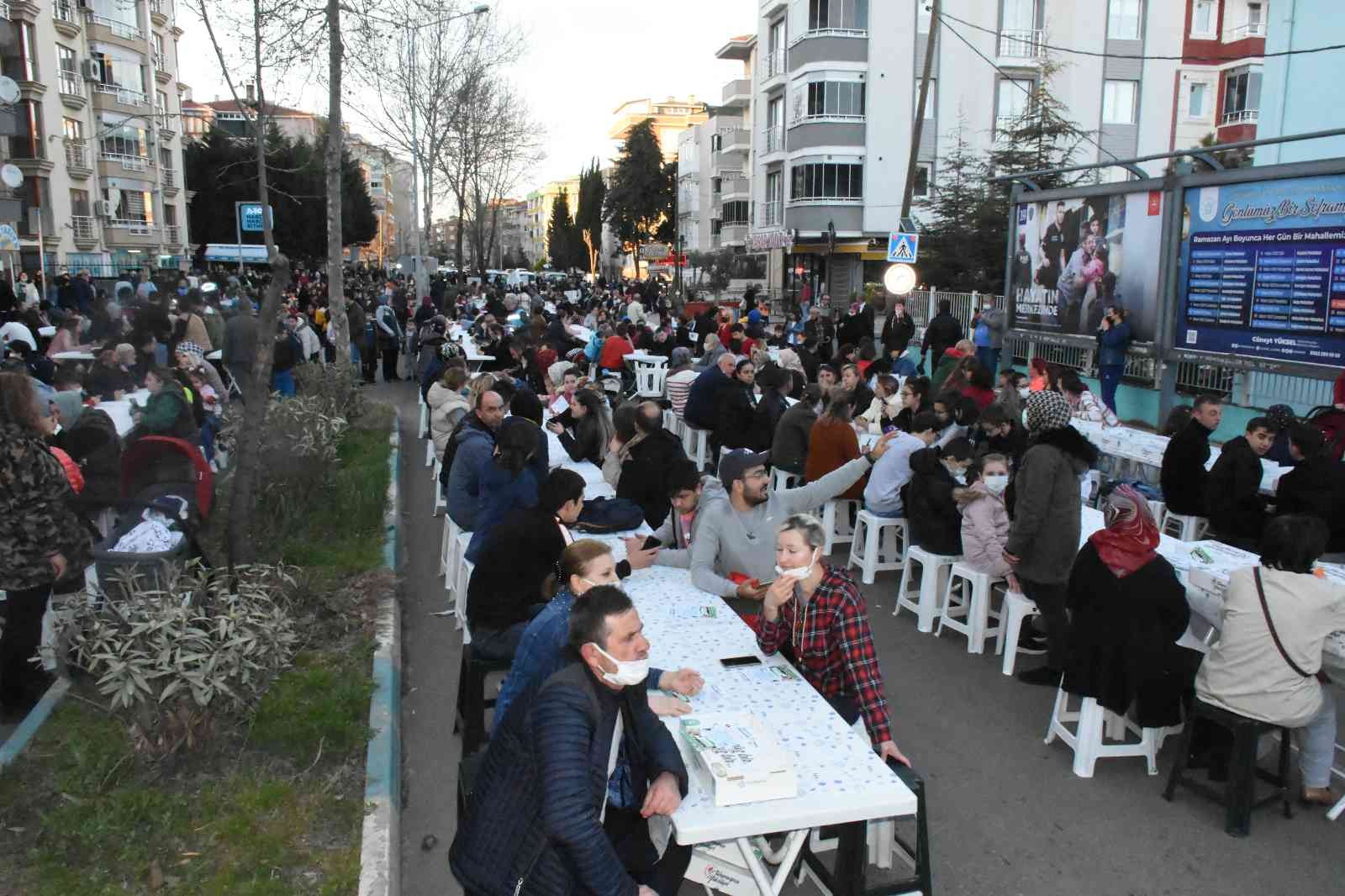 Tekirdağ (İHA) – Tekirdağ’ın Süleymanpaşa ilçesinde binlerce kişi aynı iftar masasına buluştu. Kapatılan cadde boyunca vatandaşların yaptığı ...