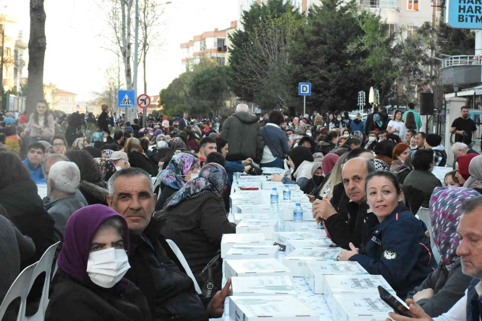 Tekirdağ (İHA) – Tekirdağ’ın Süleymanpaşa ilçesinde binlerce kişi aynı iftar masasına buluştu. Kapatılan cadde boyunca vatandaşların yaptığı ...