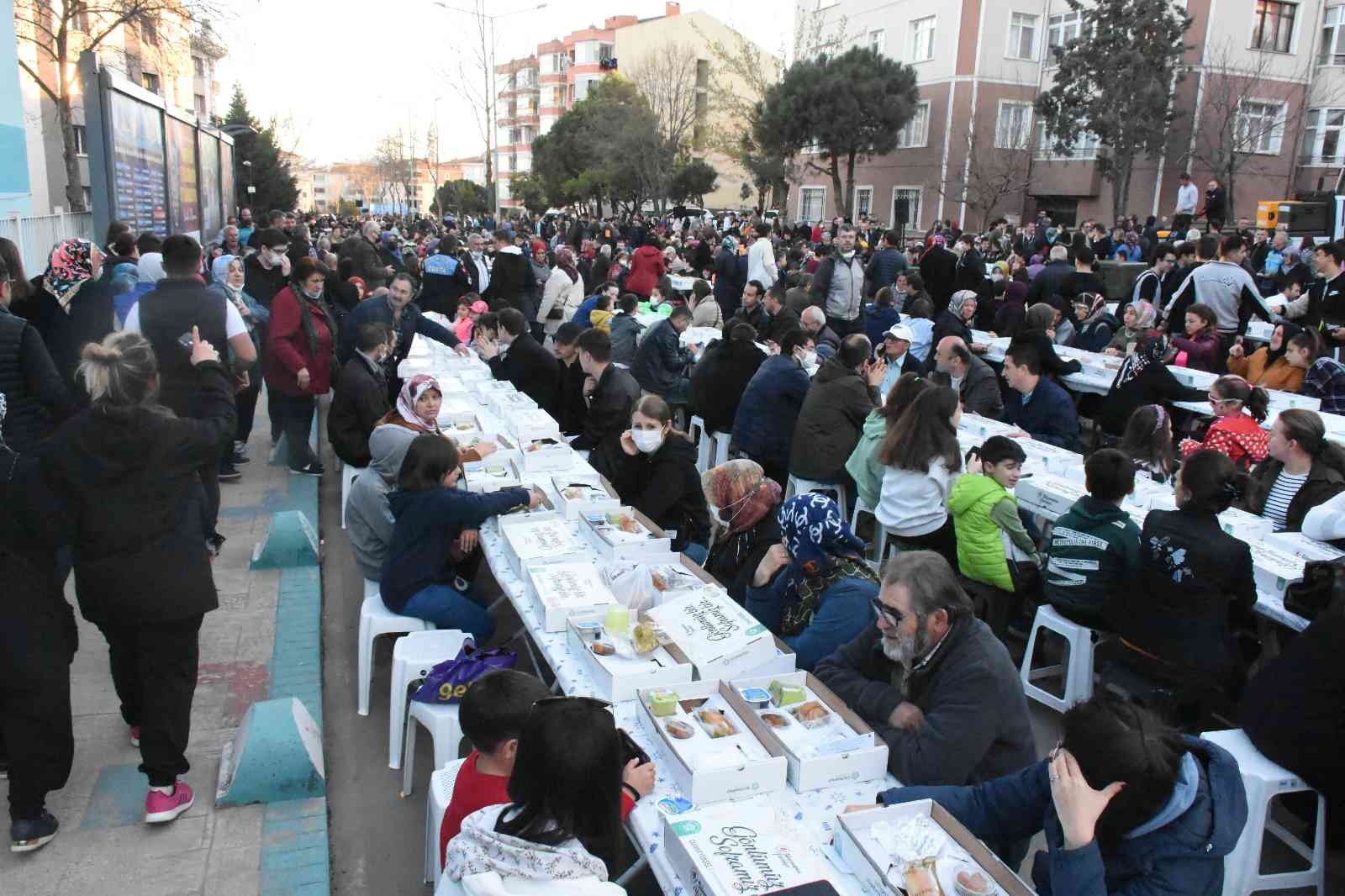 Tekirdağ (İHA) – Tekirdağ’ın Süleymanpaşa ilçesinde binlerce kişi aynı iftar masasına buluştu. Kapatılan cadde boyunca vatandaşların yaptığı ...