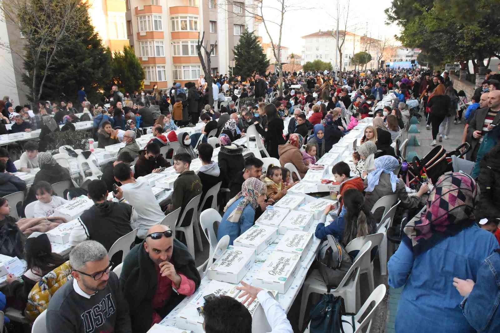 Tekirdağ (İHA) – Tekirdağ’ın Süleymanpaşa ilçesinde binlerce kişi aynı iftar masasına buluştu. Kapatılan cadde boyunca vatandaşların yaptığı ...